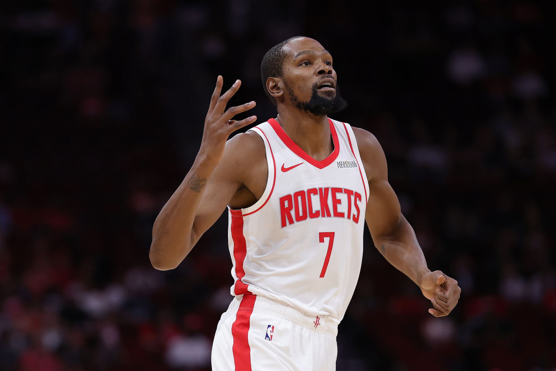 ड्यूरेंट ने हाफ में 10 में से 4 शॉट लगाए और 15 अंक बनाए जिससे रॉकेट्स को स्कोर पर बने रहने में मदद मिली।