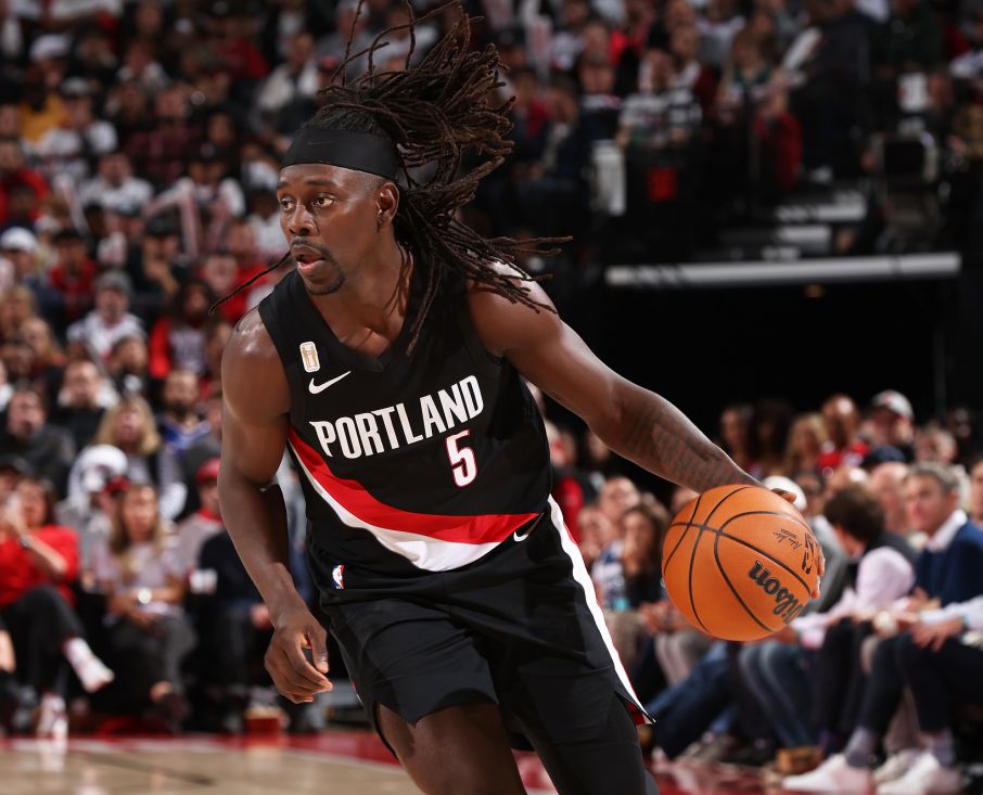 ट्रेल ब्लेज़र्स ने दूसरे क्वार्टर में स्कोर बनाए रखने के लिए 8 तीन-पॉइंटर्स बनाए। हॉलिडे और रीज़ ने एक ही तिमाही में बाहर से 7 में से 7 रन बनाए।