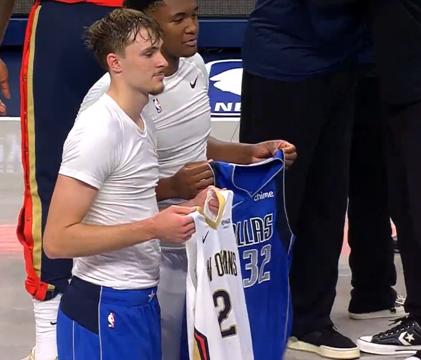 हाई स्कूल टीम के साथी! खेल के बाद फ्लैग और क्विन ने वर्दी बदल ली