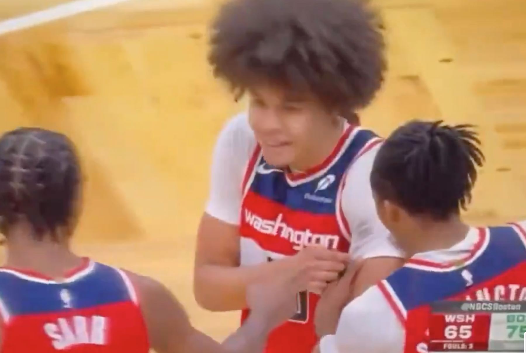 अजीब! जब ब्राउन ने इस खेल में जॉर्ज को नीचे गिराया, तो हेयरलाइन पाउडर जॉर्ज के कपड़ों पर रगड़ गया।