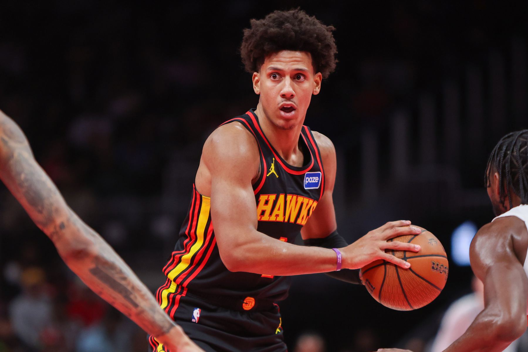 कुशल और बहुमुखी! जेलेन जॉनसन ने 7 में से 8 शूटिंग, 5 रिबाउंड और 5 सहायता पर 18 अंक बनाए।