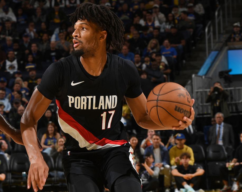 शार्प ने दूसरे क्वार्टर में बढ़त बनाई और पहले हाफ में 20 अंक बनाए, अवदिजा के साथ मिलकर टीम को स्कोर काटने के लिए प्रेरित किया।