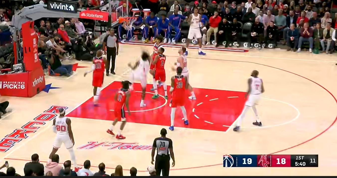 प्रतिस्पर्धी स्थिति अच्छी है! ड्यूरेंट ने पहले क्वार्टर में 5 में से 8 शूटिंग पर 16 अंक बनाए और रॉकेट्स को 11 अंकों के साथ बढ़त लेने में मदद की