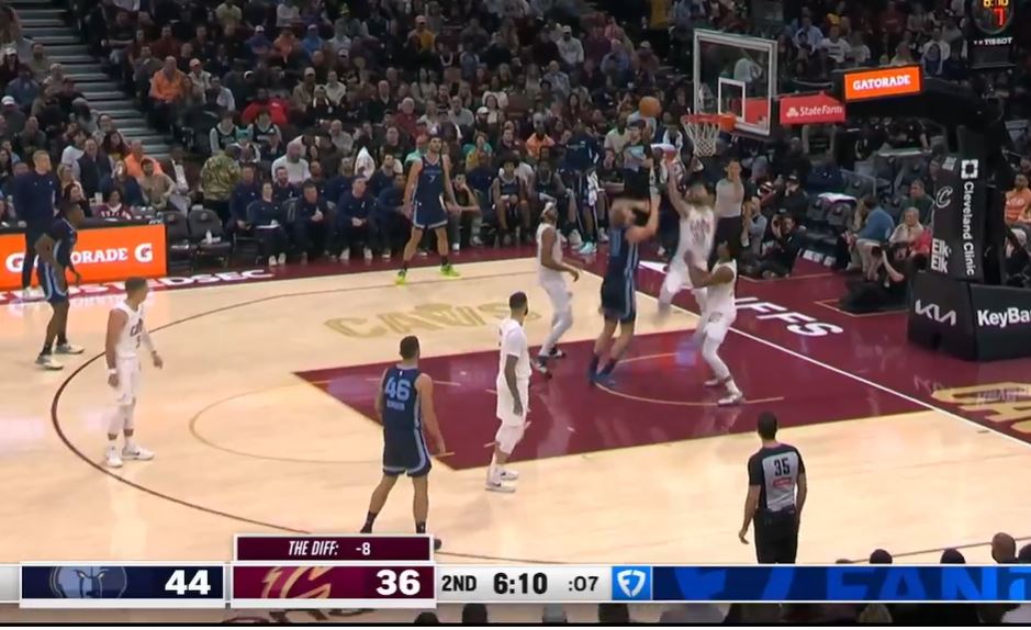 हाफटाइम में तीन कैवलियर्स ने दोहरे अंकों में स्कोर किया, एलन ने 10 अंक, 5 रिबाउंड बनाए और फिर भी 7 अंकों के साथ आंदोलन का पालन किया