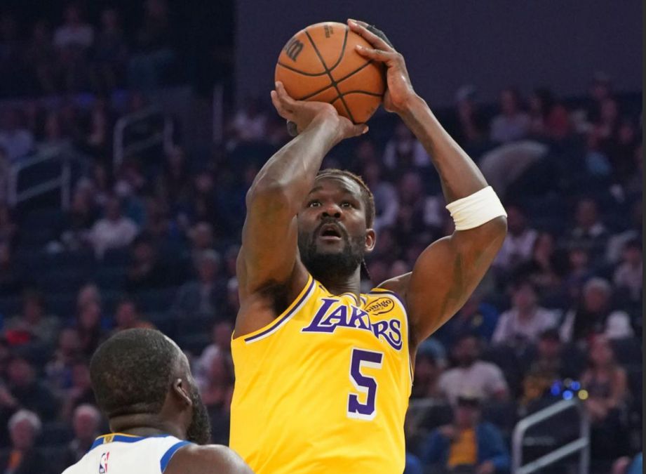 क्या विरोधाभास है! आयटन ने 11 में से 10 शॉट लगाए और 20+16 स्कोर किया, स्मार्ट ने 10 में से 1 शॉट बाहर से लगाया।