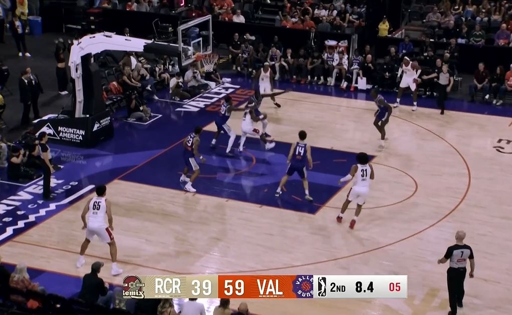 बहुत व्यापक! मालुआची ने आधे में 7 अंक, 2 सहायता, 2 अवरोधन और 2 ब्लॉक बनाए।