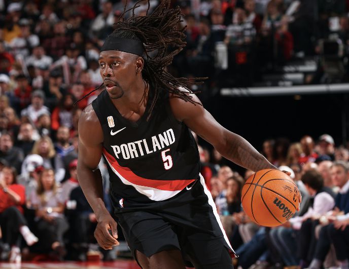 हॉलिडे और कामारा ने हाफ में 6 थ्री-पॉइंटर्स मारे जिससे ट्रेल ब्लेज़र्स को स्कोर सुरक्षित करने में मदद मिली।