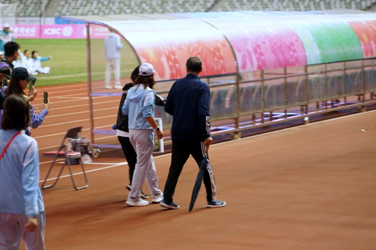 ईस्टर्न स्पोर्ट्स: तीसरे स्थान के मैच से पहले जू जेनबाओ को 39 डिग्री बुखार था। खेल के बाद जब वह छाता लेकर मैदान से बाहर निकले तो उन्होंने पीछे मुड़कर मैदान की ओर देखा।