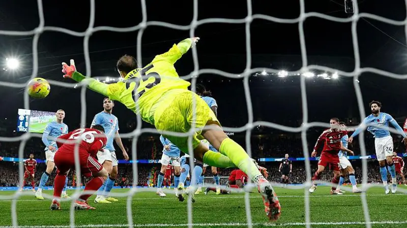 रेफरी के पर्यवेक्षक ने कहा कि वैन डिज्क का लक्ष्य अमान्य था: रेफरी ने व्यक्तिपरक रूप से माना कि रॉबर्टसन का हस्तक्षेप अनुचित नहीं था।