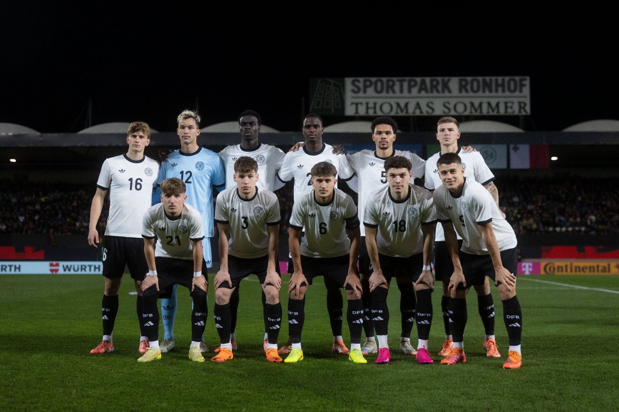 🎩टोपी पहनने के बाद पूरी टीम को फुटबॉल पर हस्ताक्षर करने दें। बिशोफ़: मैंने यह केन से सीखा