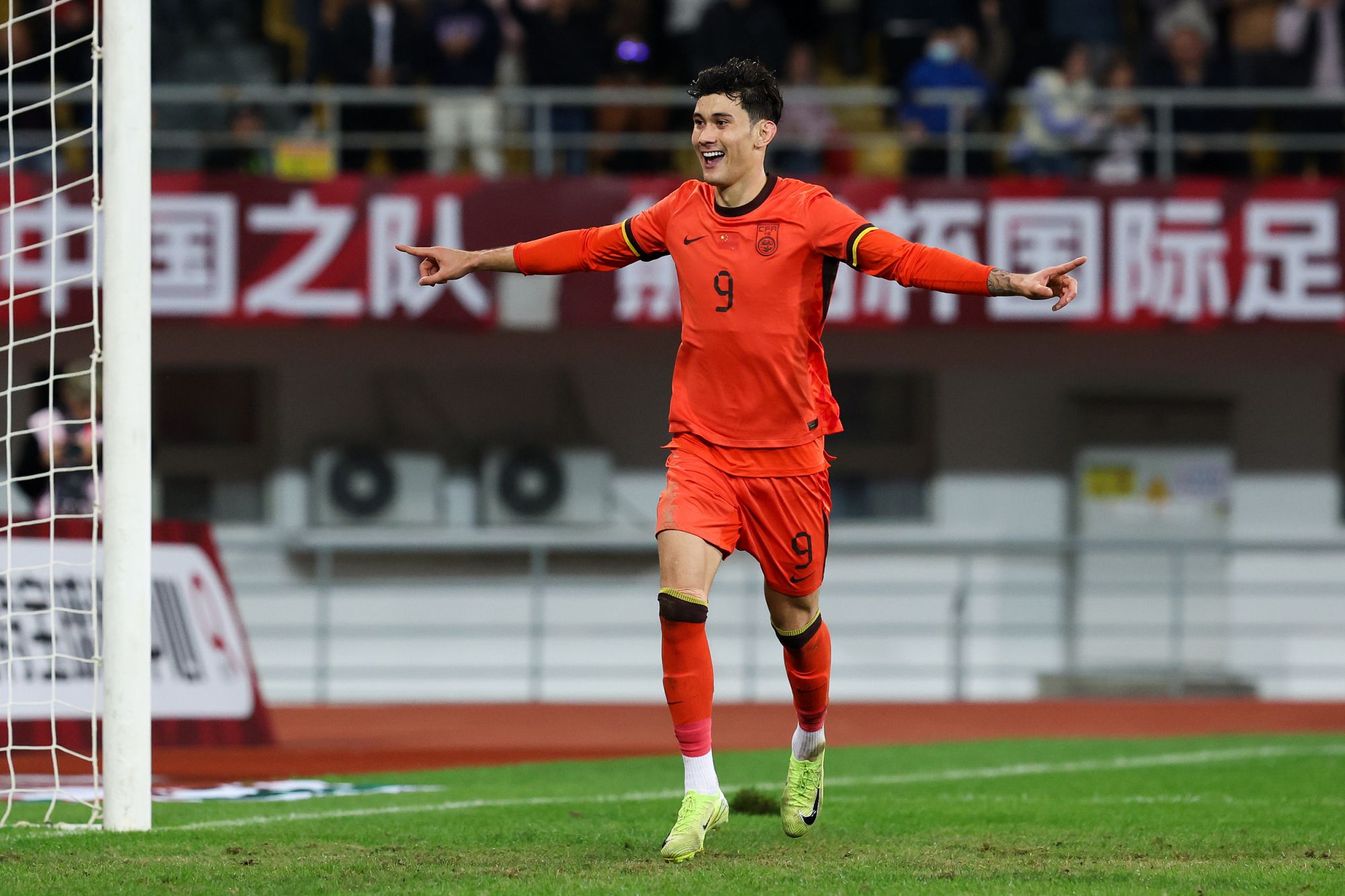 बैहे लामू का पूर्णकालिक प्रदर्शन: गतिरोध को तोड़ने के लिए लियू हाओफ़ान से सहायता प्राप्त करना, और फिर डबल-क्लिक को पूरा करने के लिए अपनी एड़ी से स्कोर करना।